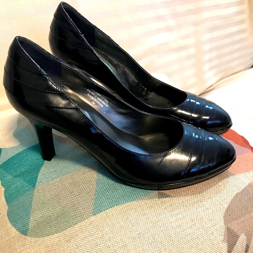 Black patent pumps with leather detailing.